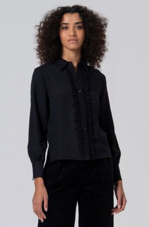 Camisa negra con chorreras.