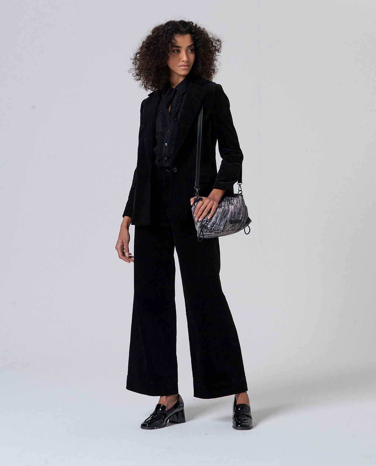 Camisa negra con chorreras. - Imagen 2