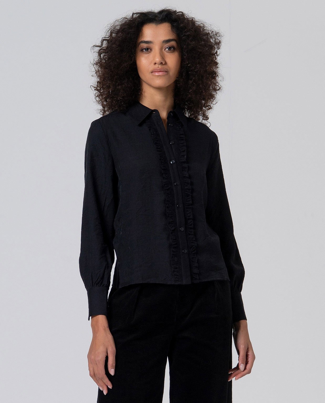 Camisa negra con chorreras.