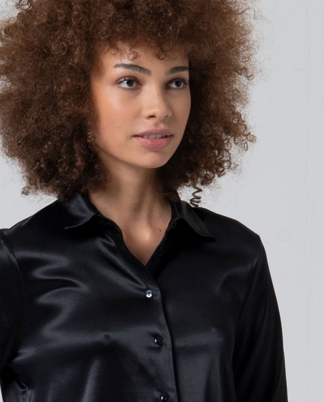 Camisa satinada negro detalle cuello avolantado. - Imagen 2