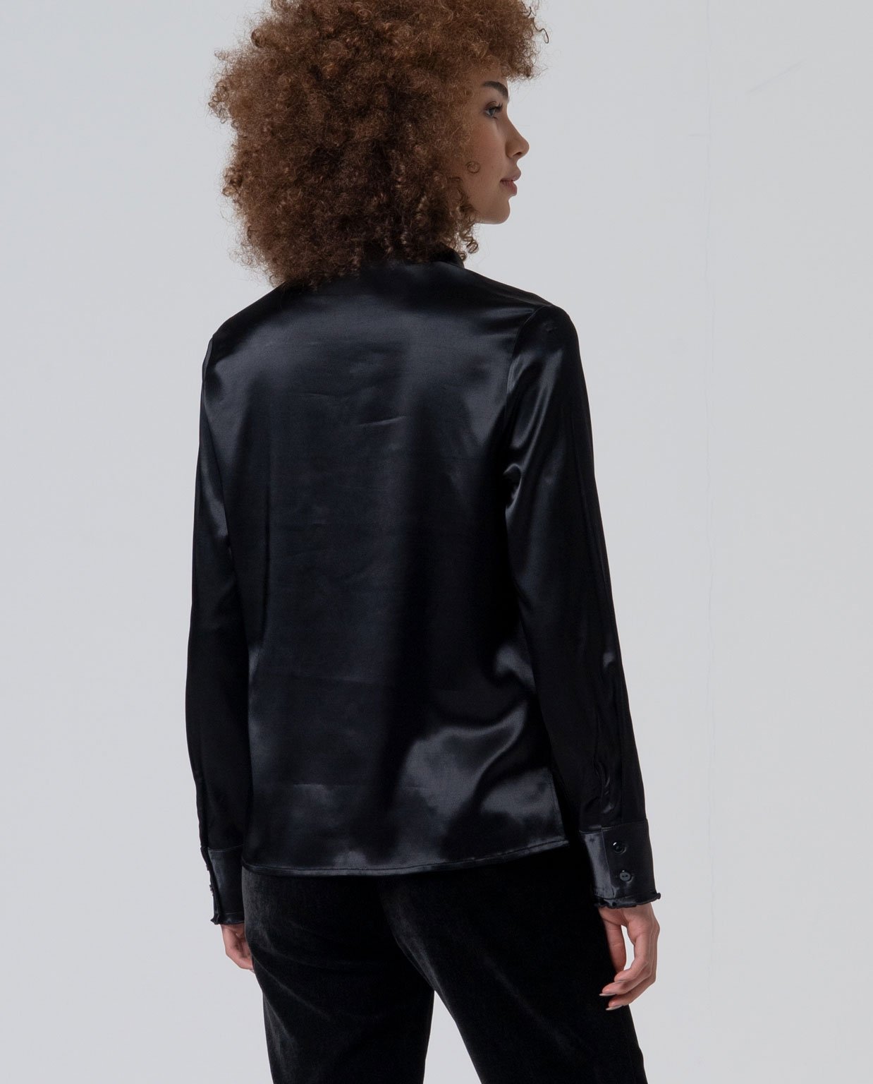 Camisa satinada negro detalle cuello avolantado. - Imagen 3