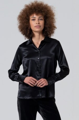 Camisa satinada negro detalle cuello avolantado.
