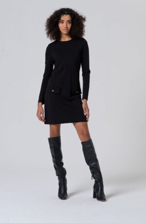 Vestido corte con corte evasé negro.