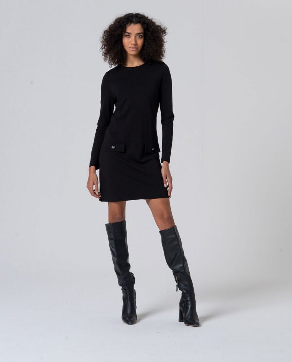 Vestido corte con corte evasé negro.