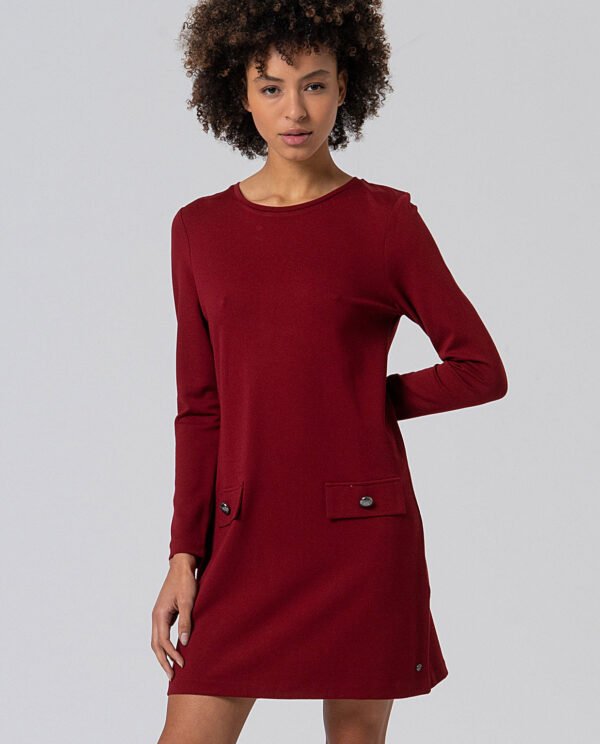 Vestido corto con evasé granate. - Imagen 2