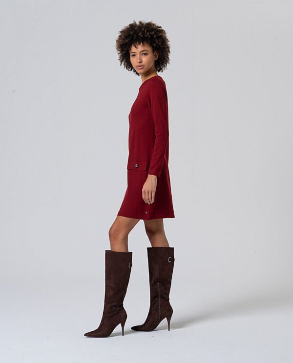 Vestido corto con evasé granate. - Imagen 4