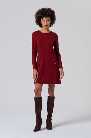 Vestido corto con evasé granate.