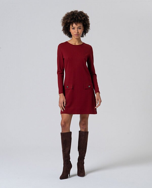 Vestido corto con evasé granate.