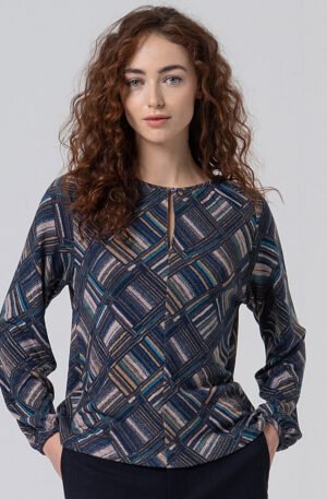 Camiseta escote abierto azul.