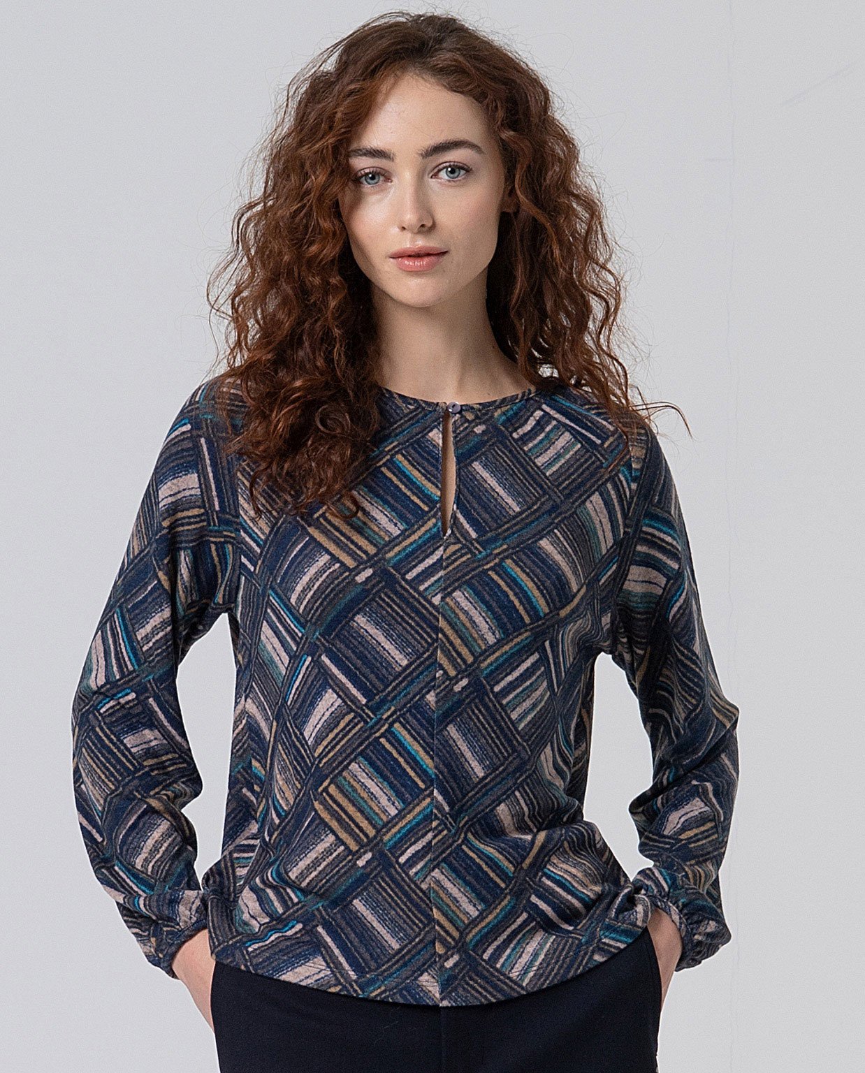 Camiseta escote abierto azul.