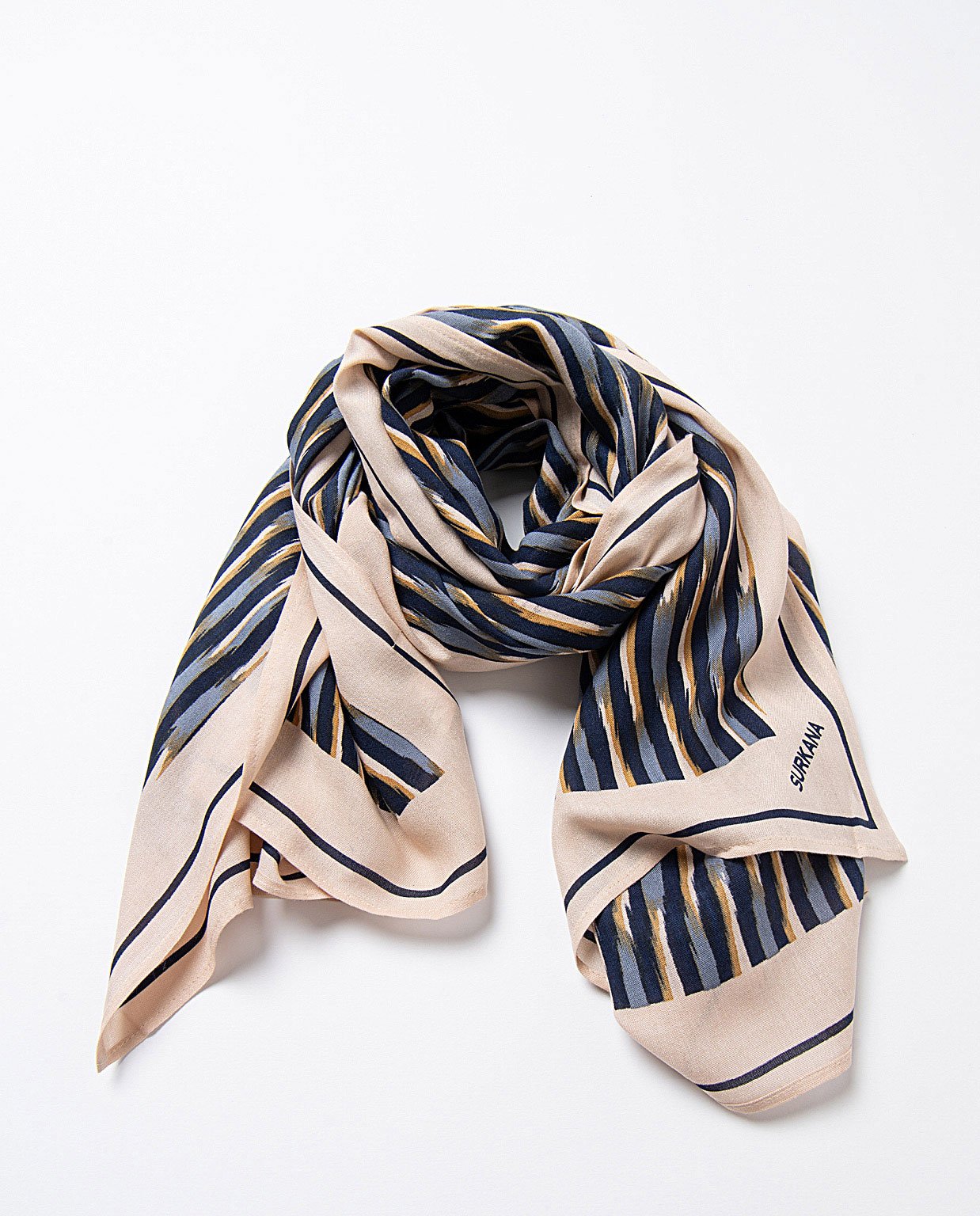 Pañuelo estampado verdes rectangular.