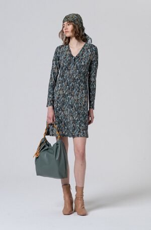 Vestido fruncido en el escote azul petróleo.