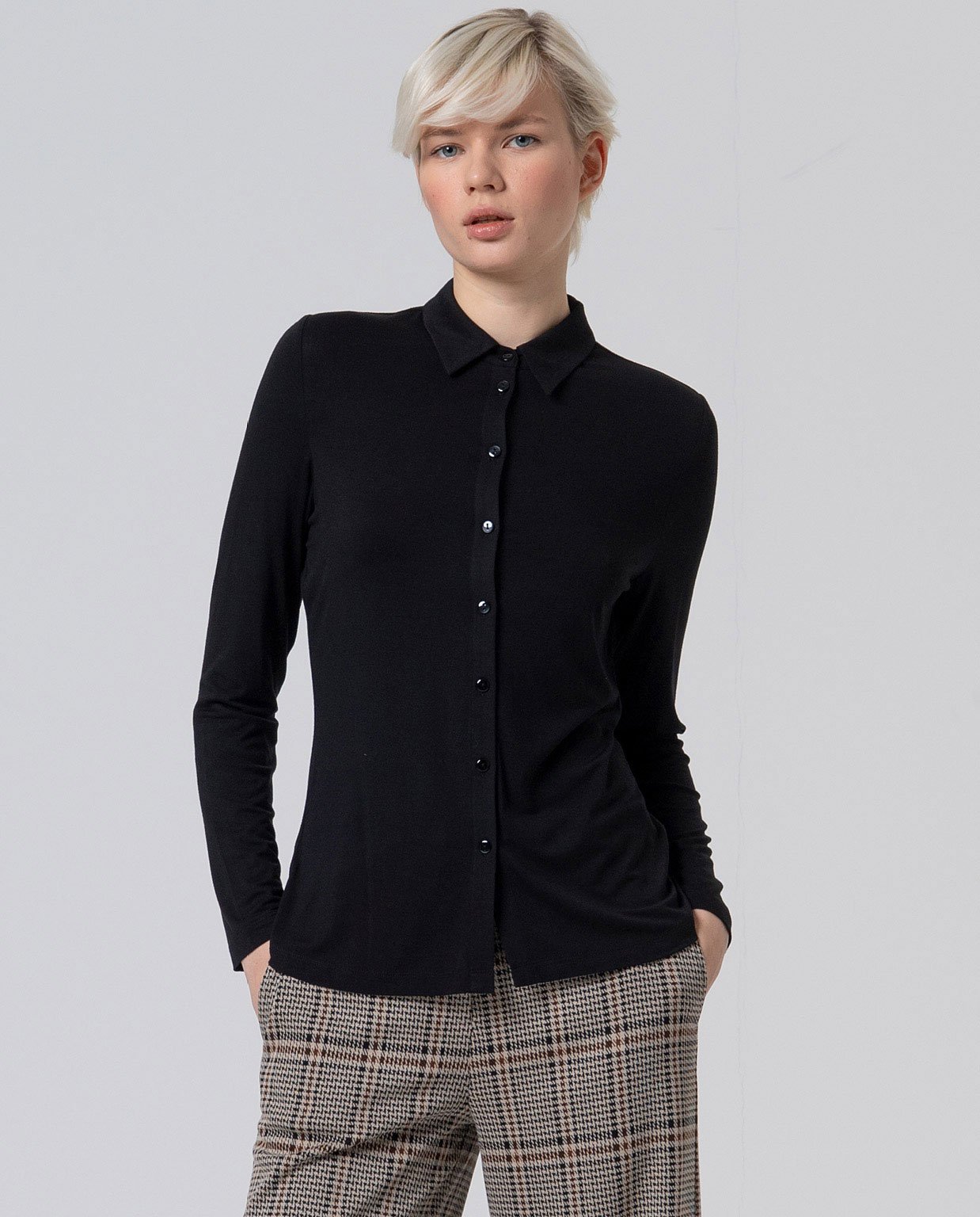 Camisa manga larga punto negra.