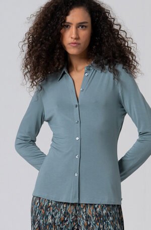 Camisa manga larga punto azul.