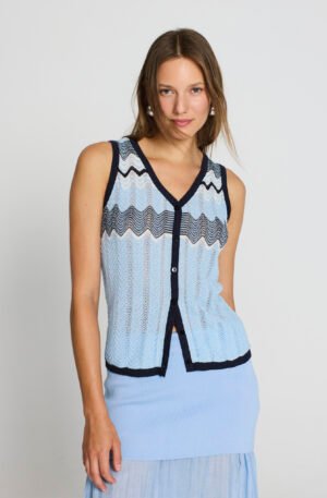 Chaleco estampado azul.