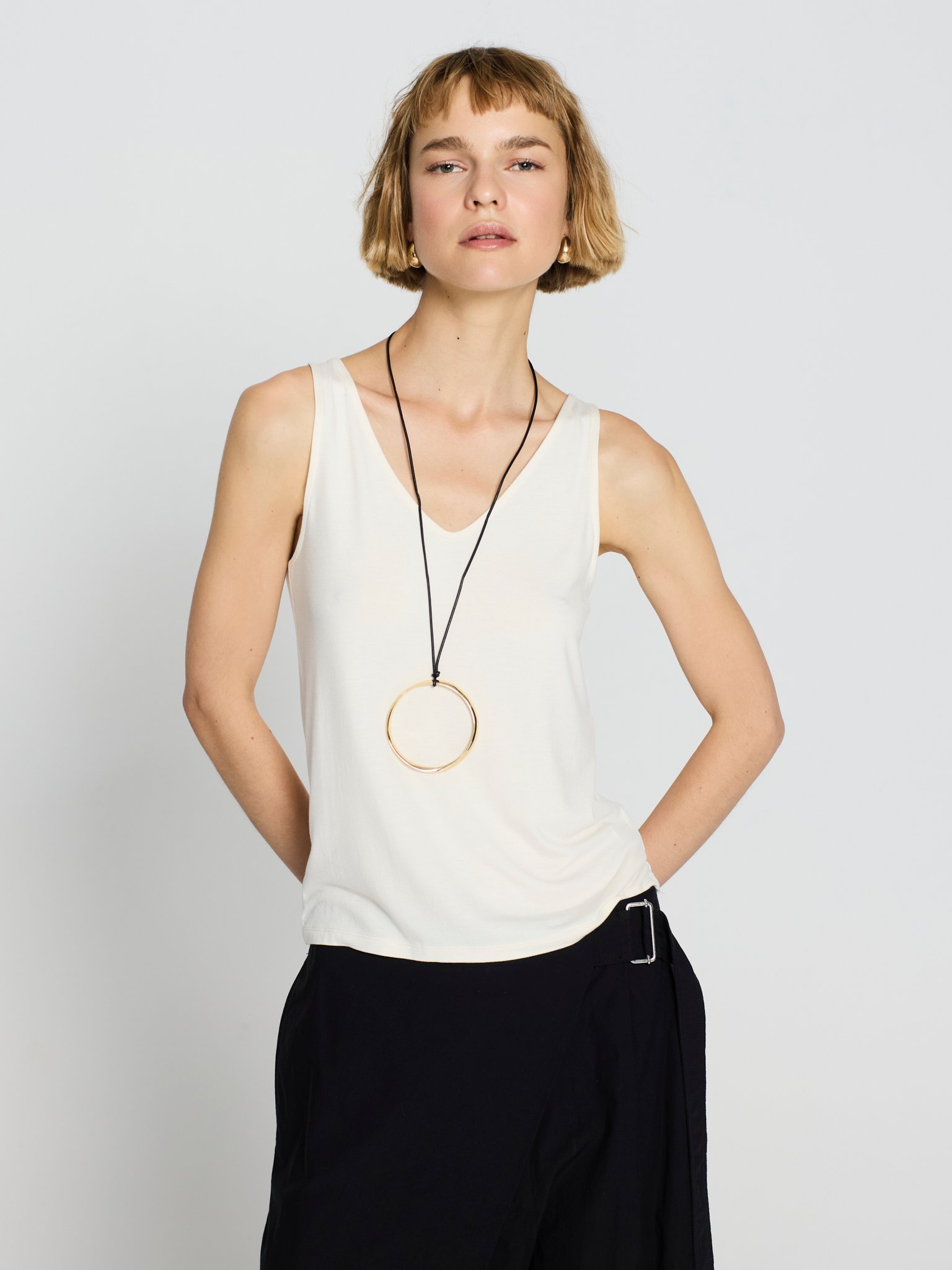 Camiseta tirante ancho. Crudo.