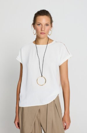 Blusa blanca escote redondo.