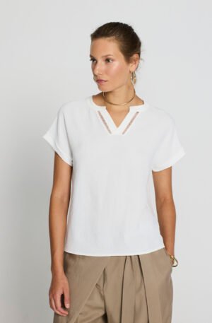 Blusa escote pico blanca.