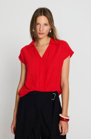 Blusa roja escote en V.