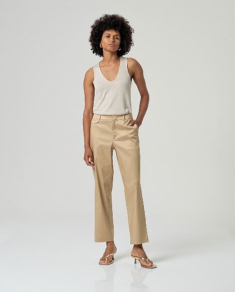 Pantalon recto beige.