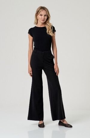 Pantalon con bolsillos. Negro.