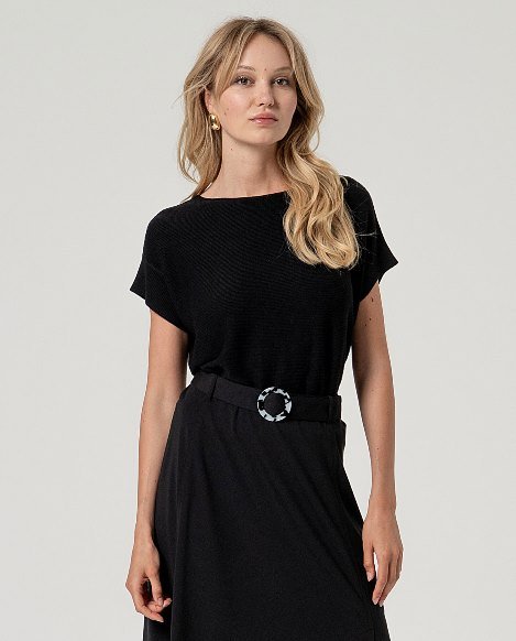 Falda con cinturón. Negro.