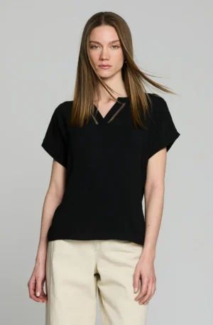Blusa escote pico negra.
