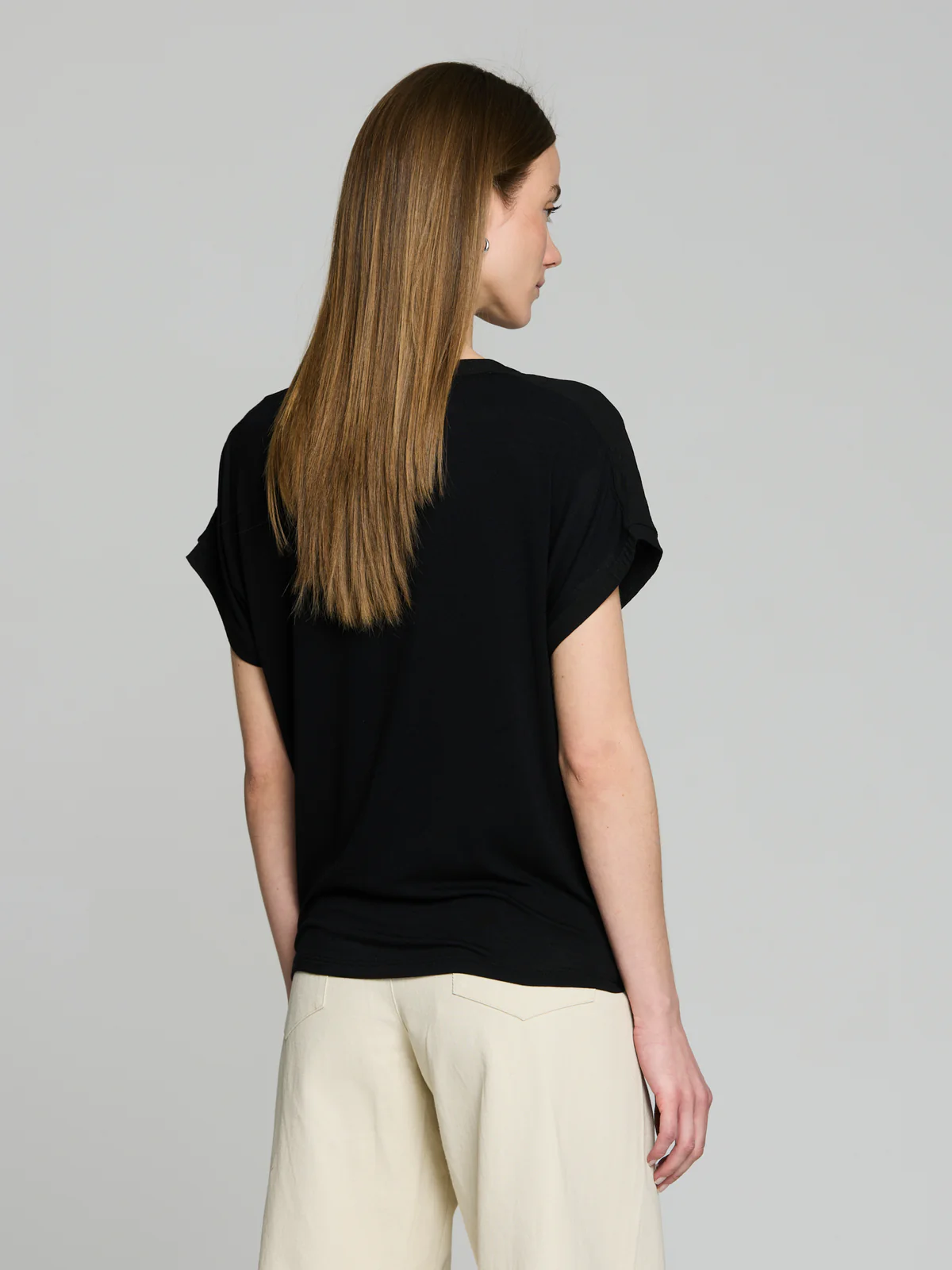 Blusa escote pico negra. - Imagen 3