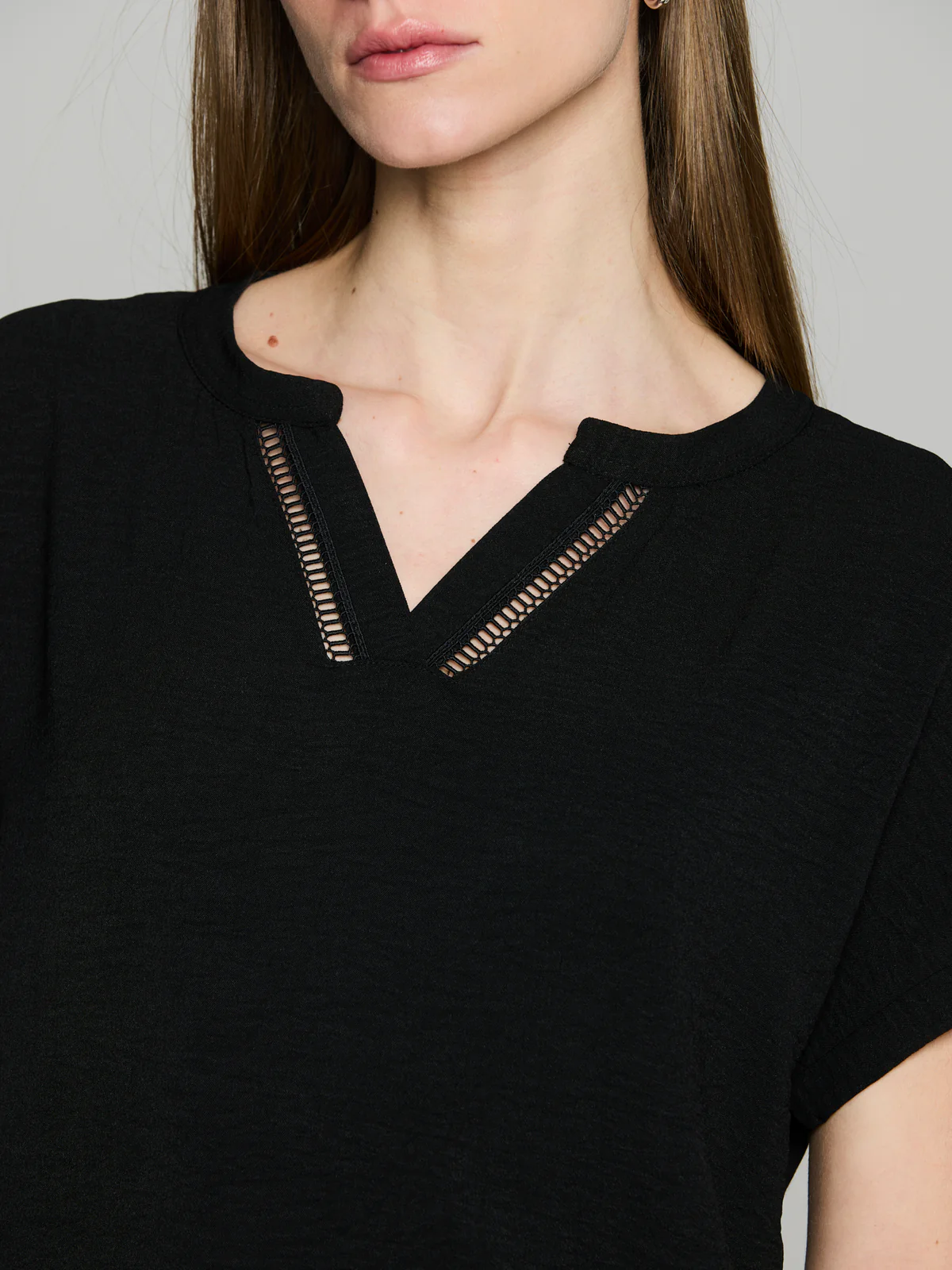 Blusa escote pico negra. - Imagen 2