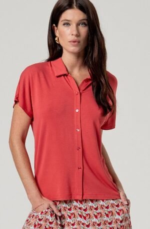 Camisa manga corta roja.