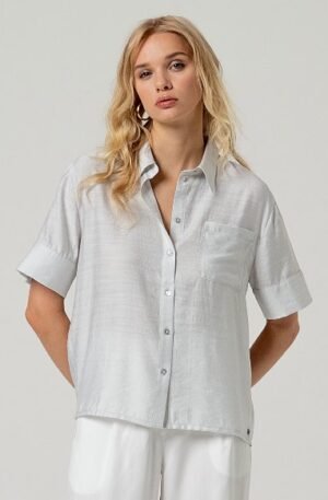 Camisa manga corta gris claro.