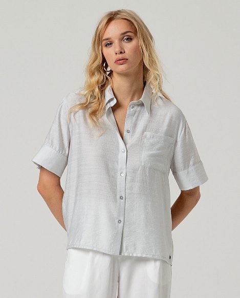 Camisa manga corta gris claro.