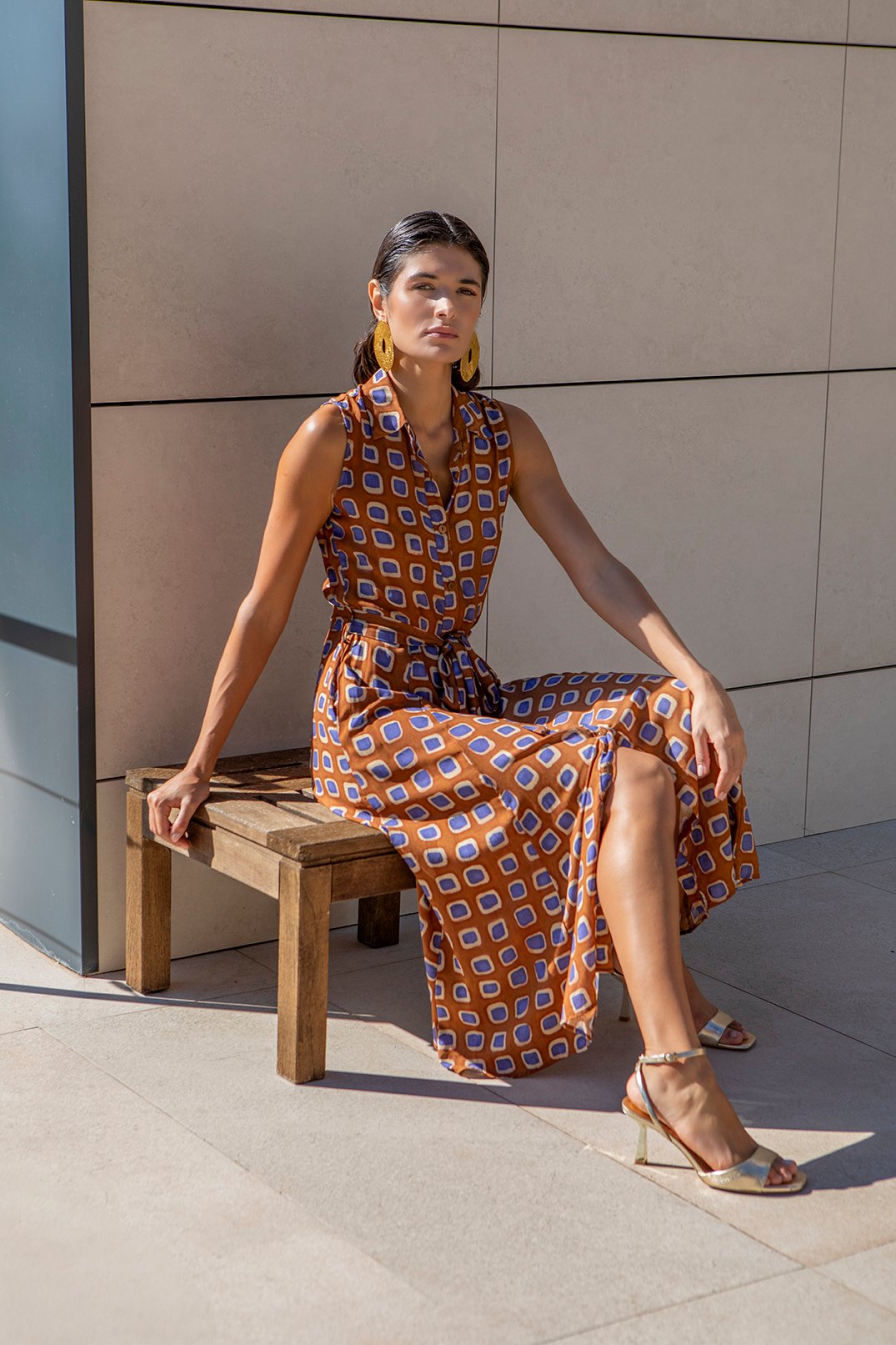 Vestido camisero sin mangas.