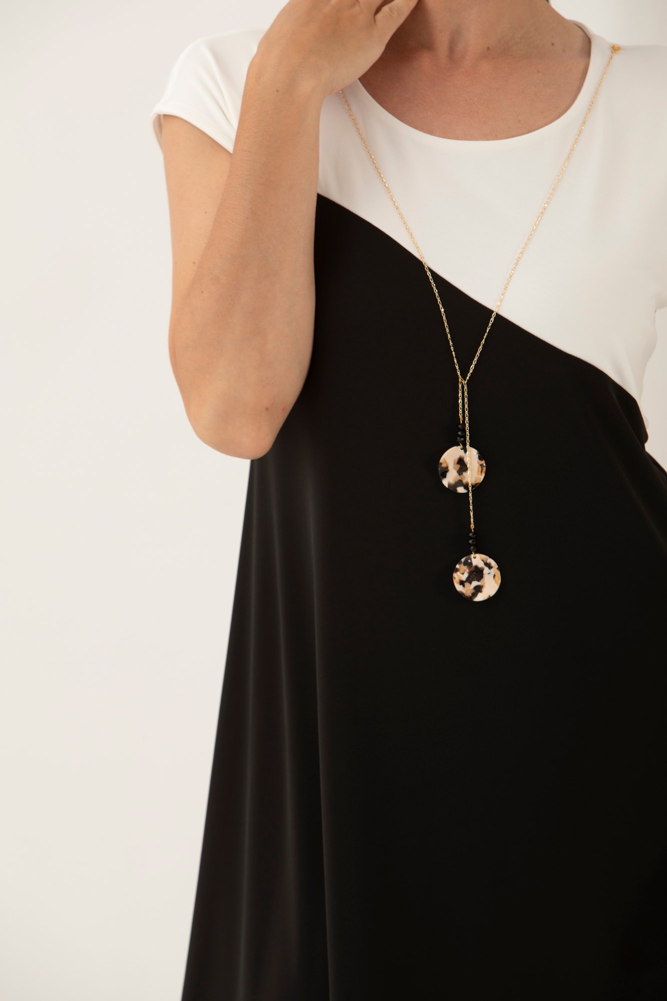 Vestido midi negro y beige. - Imagen 2