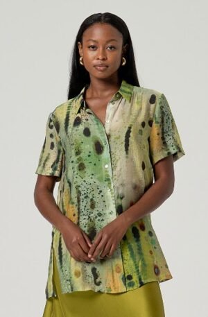 Camisa larga estampada verde.