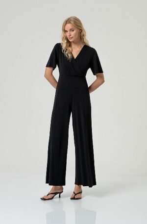 Mono escote cruzado. Negro