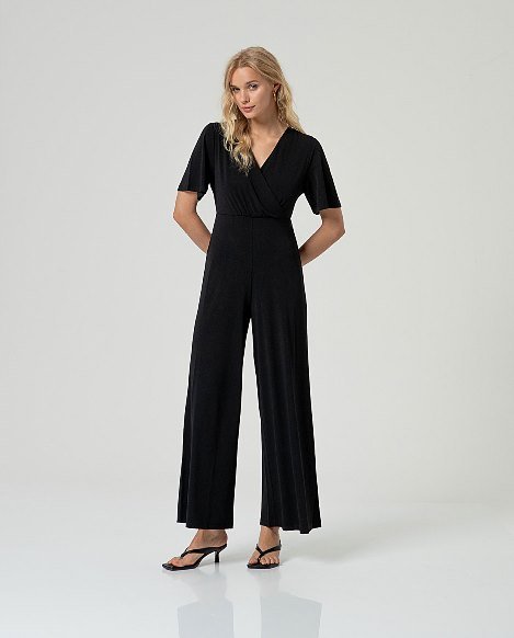 Mono escote cruzado. Negro