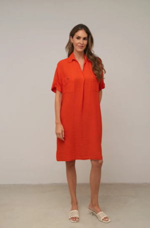 Vestido rojo ancho.
