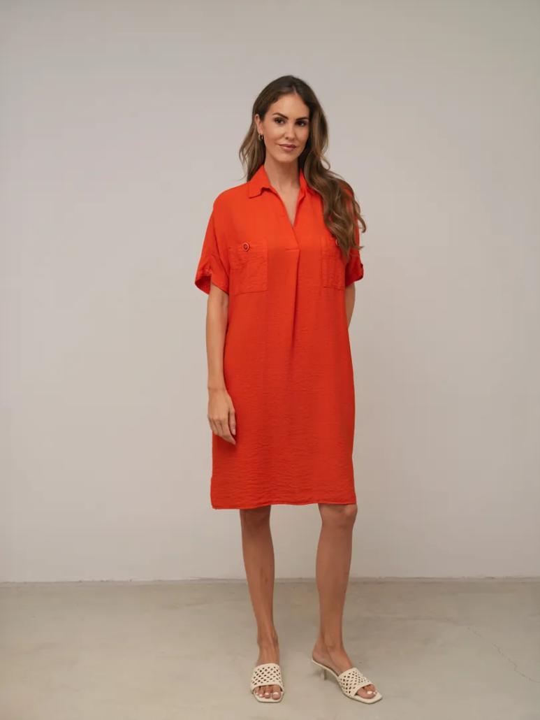 Vestido rojo ancho.
