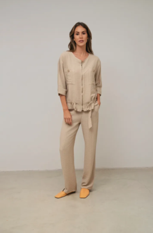 Chaqueta cremallera beige.
