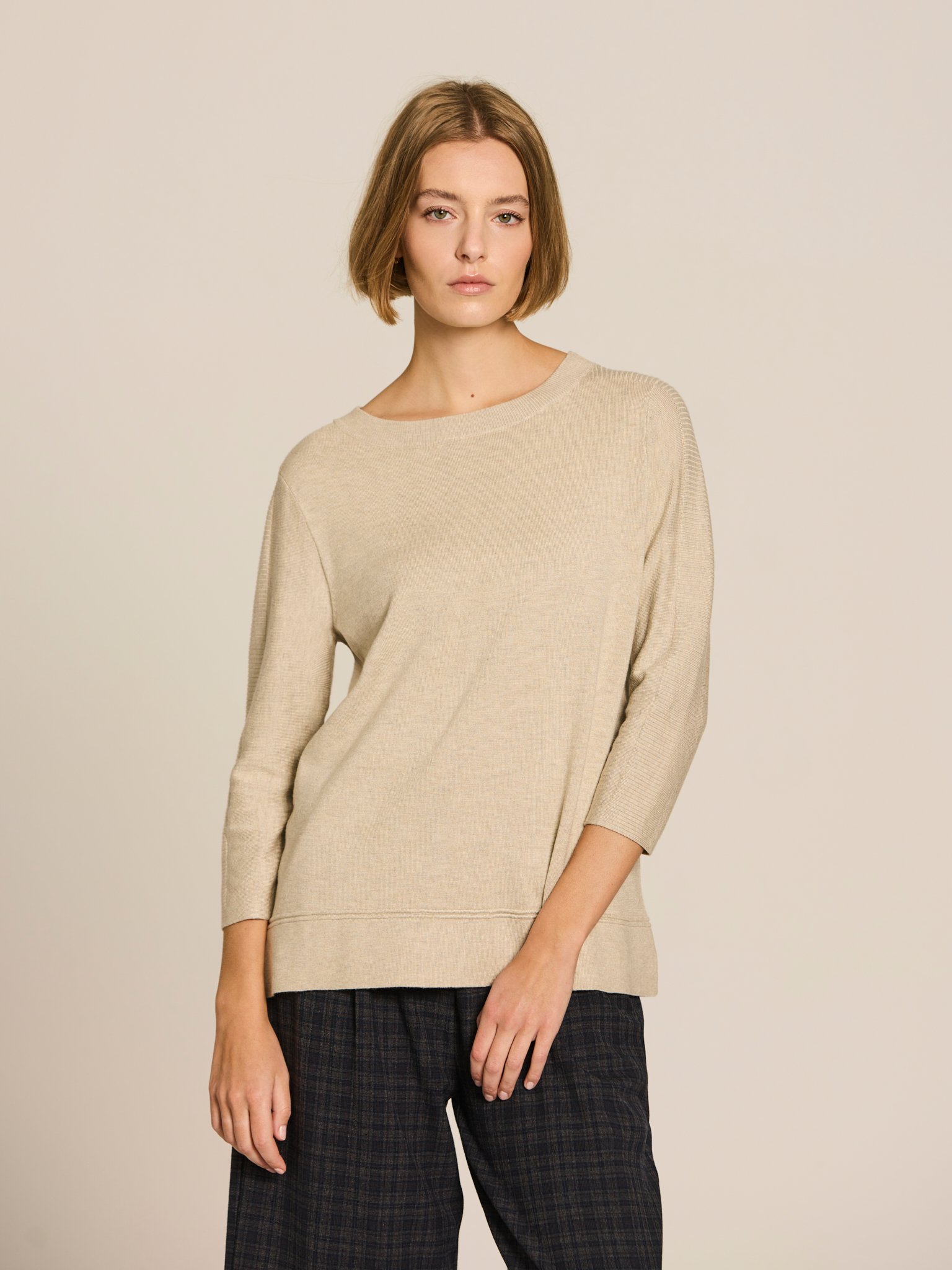 Jersey escote barco beige.