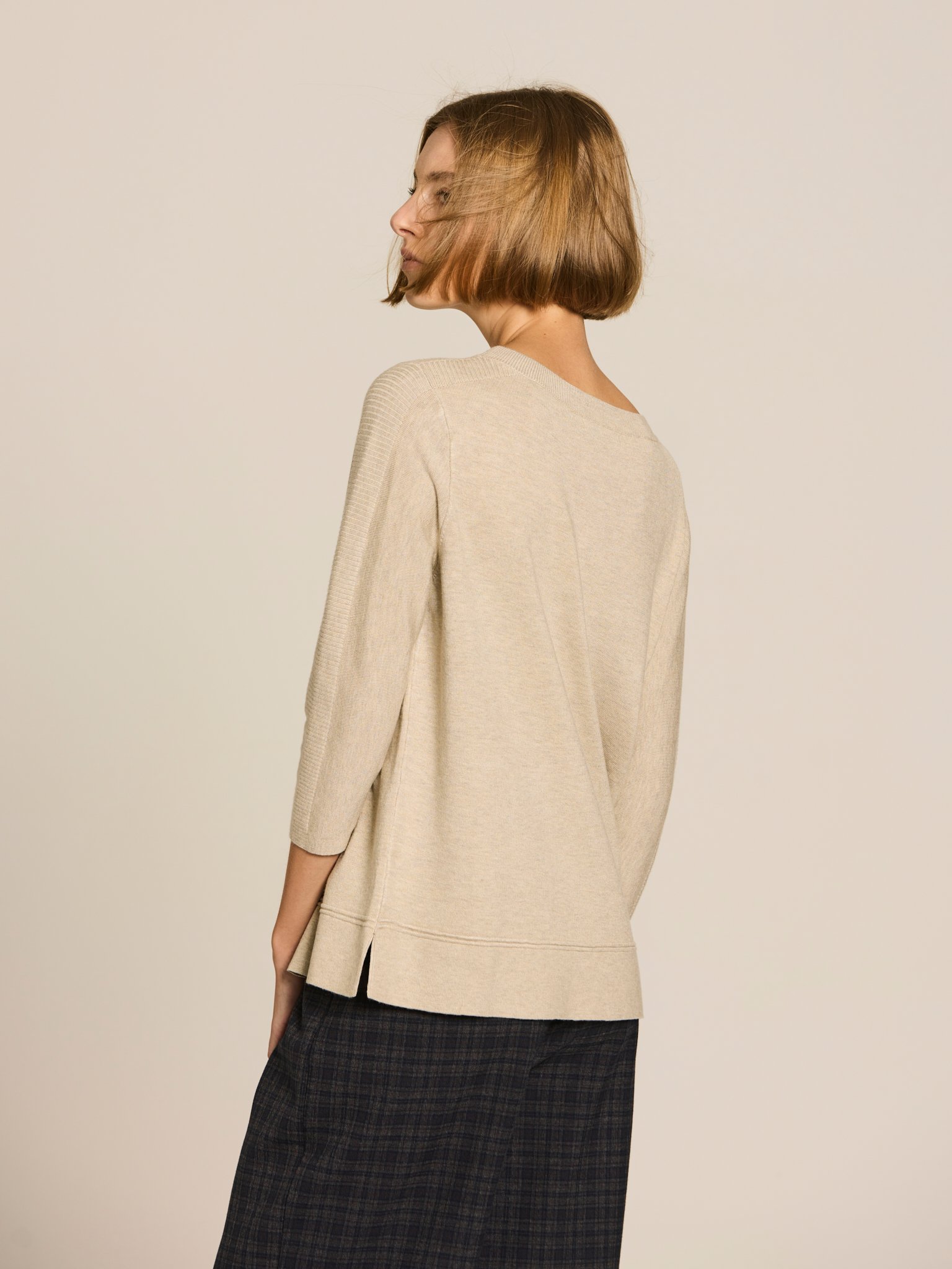 Jersey escote barco beige. - Imagen 2