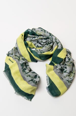 Pañuelo estampado gris.