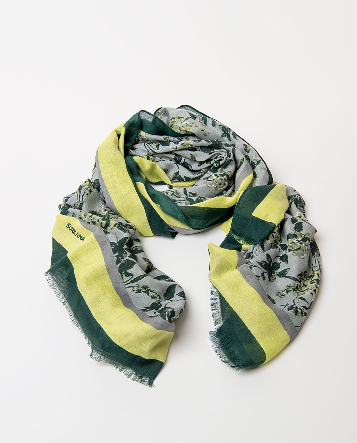 Pañuelo estampado gris.