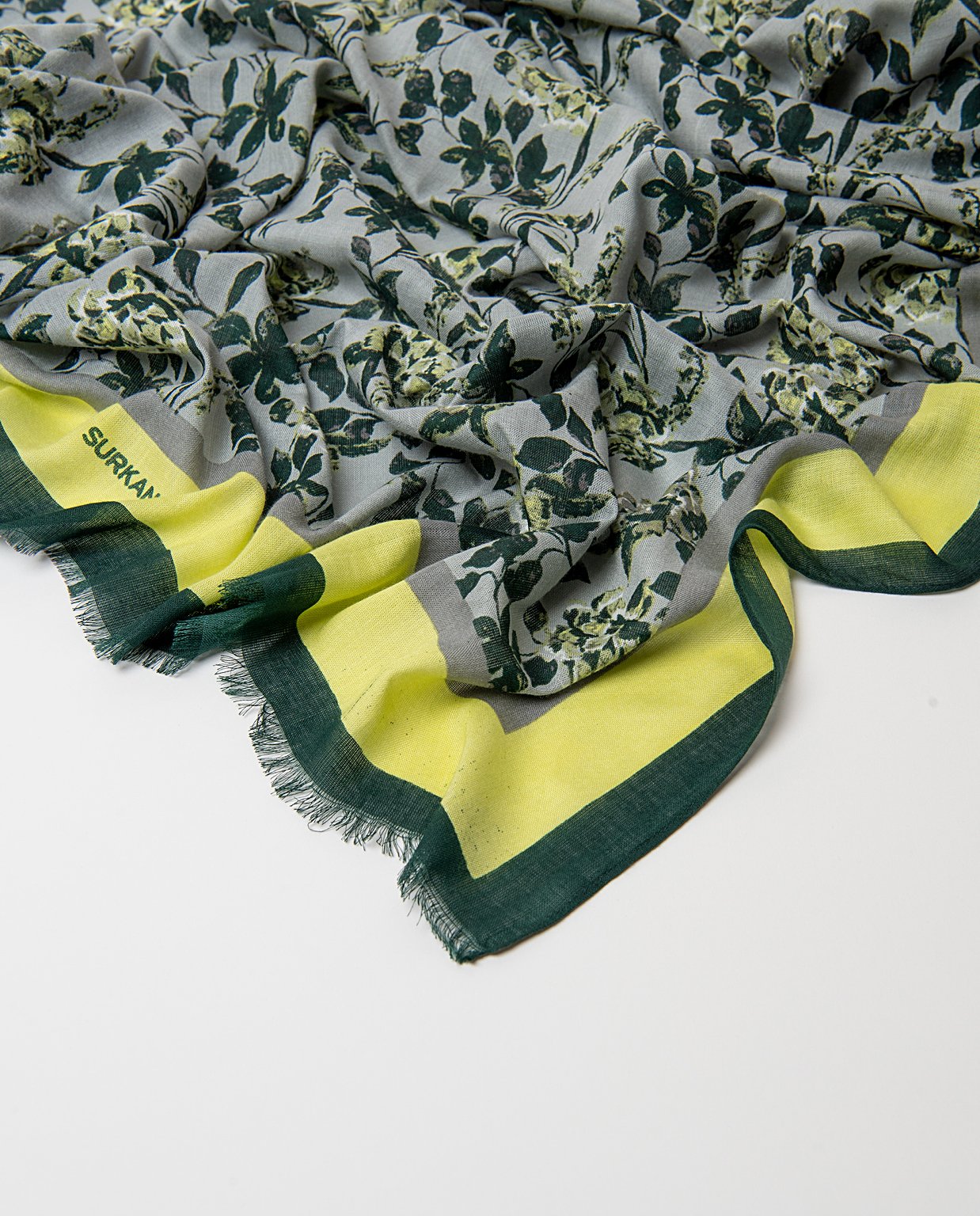 Pañuelo estampado gris. - Imagen 2