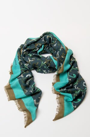 Pañuelo estampado verde oscuro.