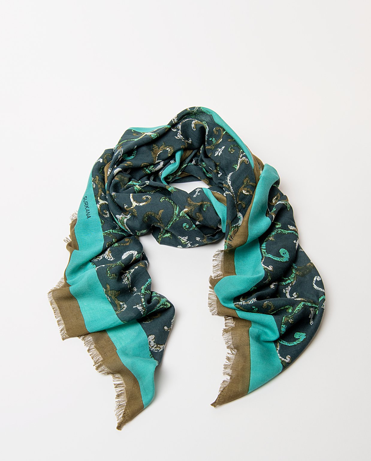 Pañuelo estampado verde oscuro.