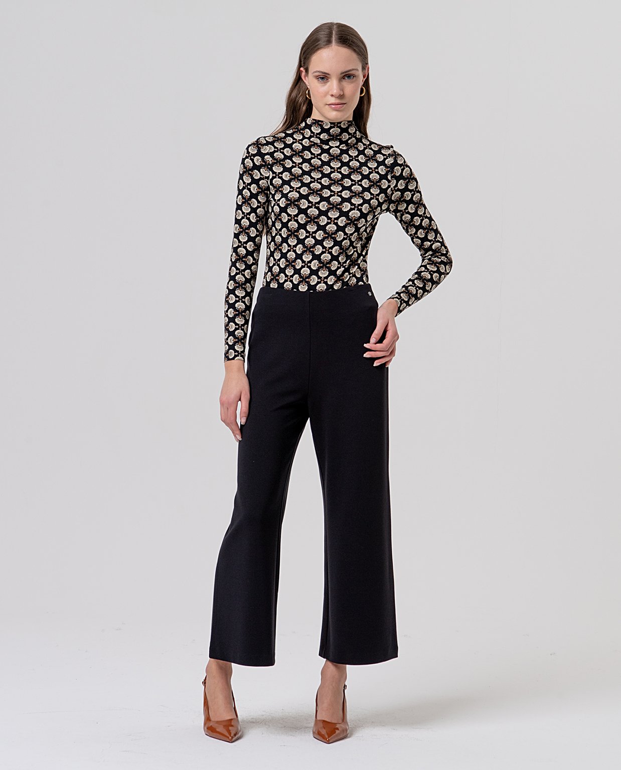 Pantalón ancho. Negro.