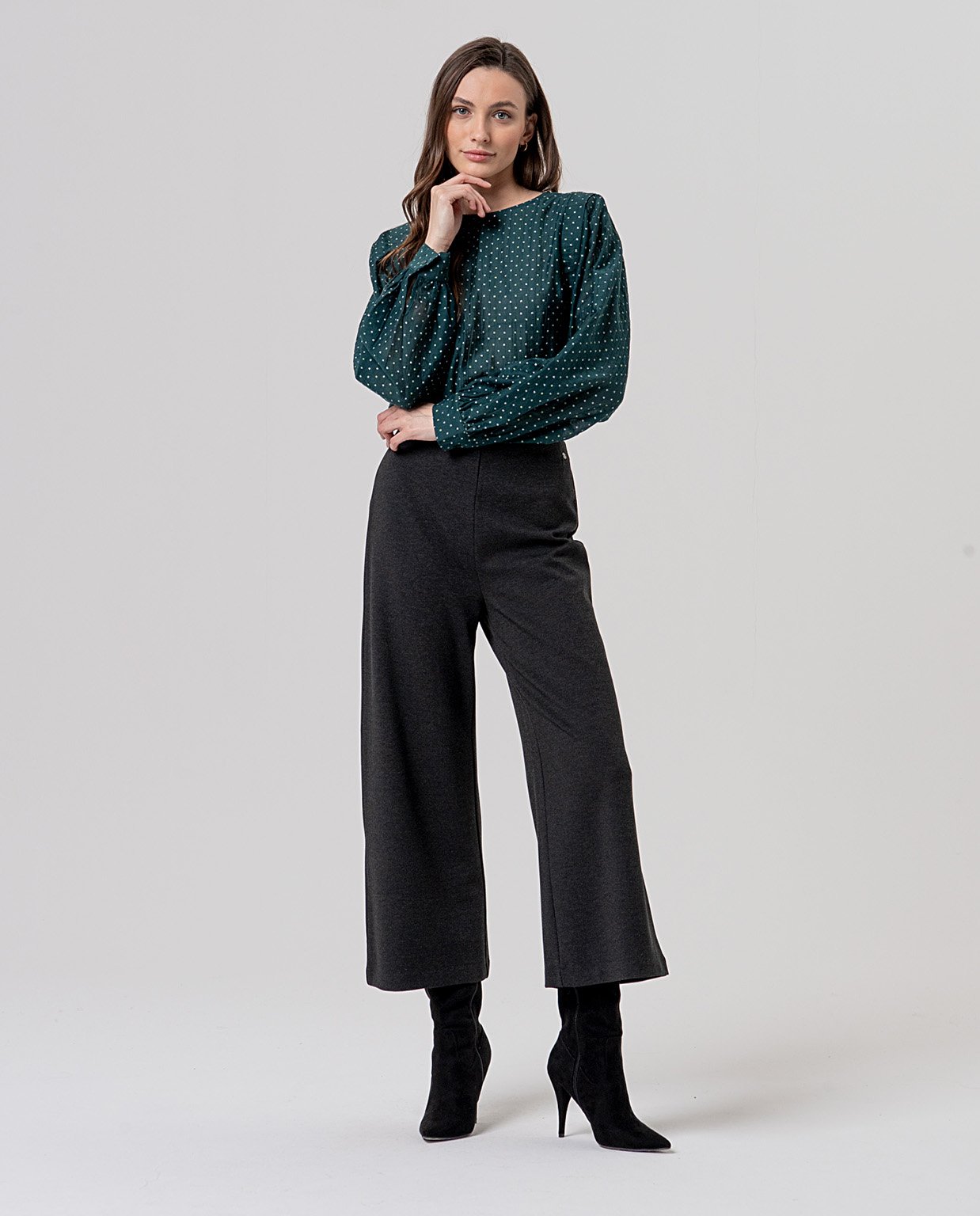 Pantalón ancho. Melange oscuro.