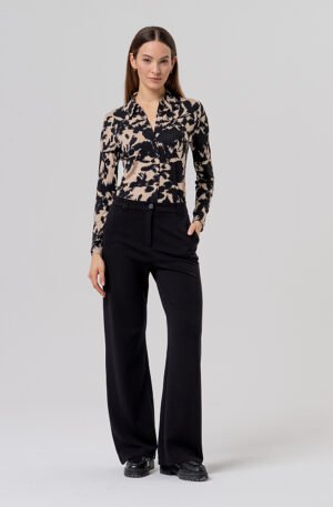 Pantalón negro recto.